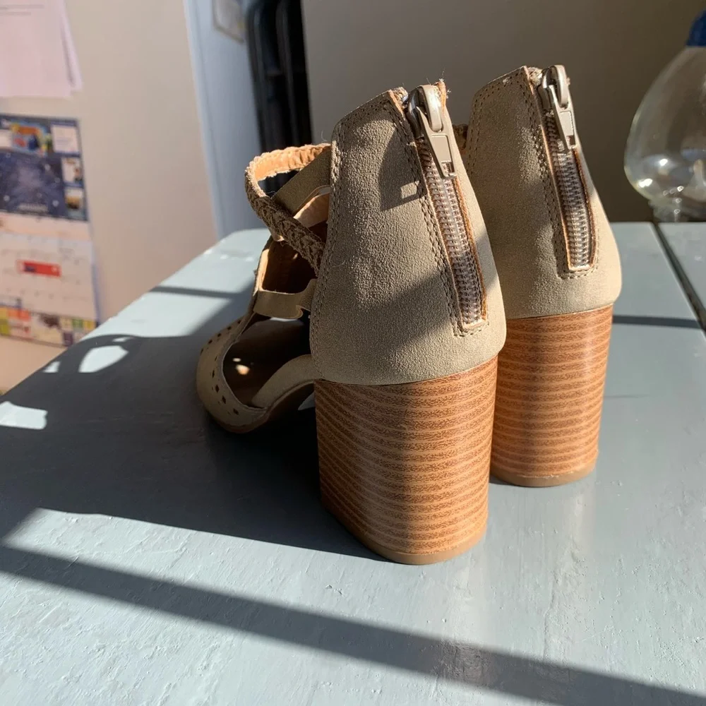 Buckle Cream and Tan Heels for Elegant Style